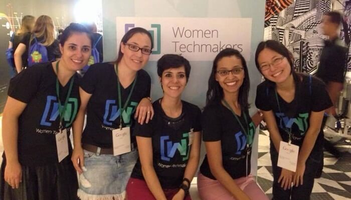 Cinco Mulheres com camiseta Women Techmakers nesse evento do Google