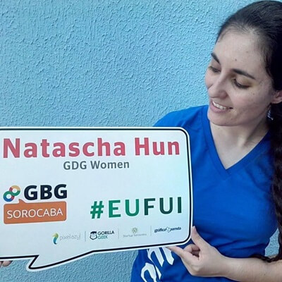 Natascha Hun segurando uma placa escrito GDG Women EU FUI